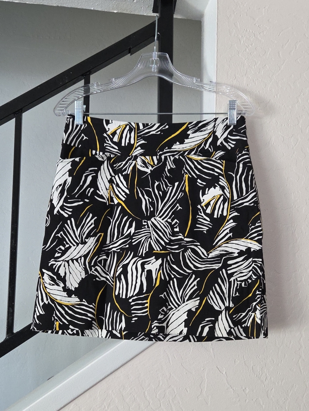 Black White and Mustard Leaf-Print Women’s Golf Skort Size 6